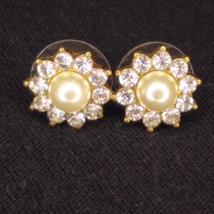 VINTAGE J CREW STUD PEARL RHINESTONE GOLD TONE EARRINGS